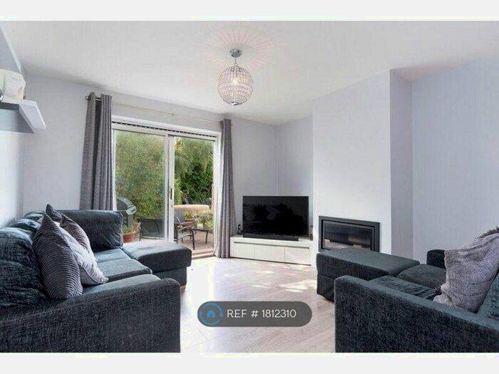 3 Bedroom Semi-Detached House To Rent In Summerfield Close, London Colney, AL2