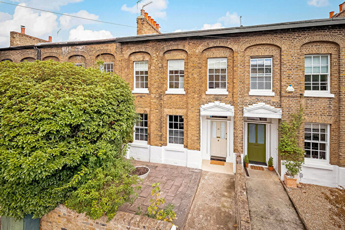 3 Bedroom House For Sale In Furley Road, Peckham, London, SE15