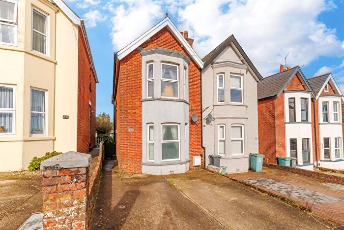 3 Bedroom Semi Detached House For Sale In Stephenson Road, Cowes, PO31