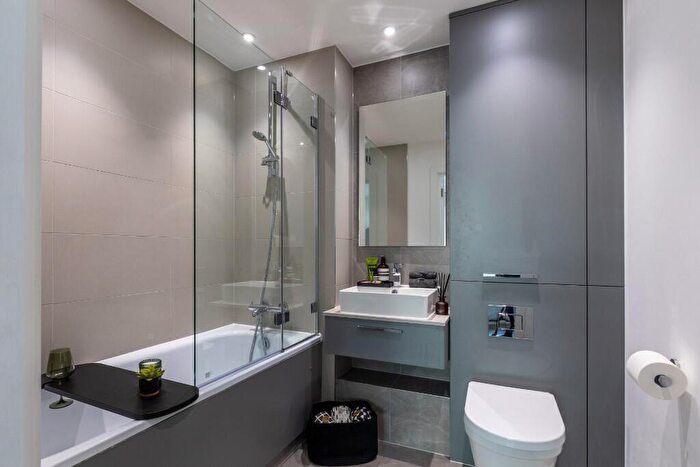 3 Bedroom Flat To Rent In Flat, Vanguard Way London, E17