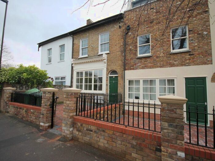 3 Bedroom Flat To Rent In Grosvenor Park Road, Walthamstow, London E17