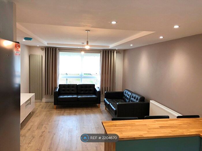 3 Bedroom Flat To Rent In Mcaslin Court, Glasgow, G4
