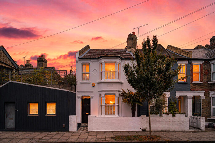3 Bedroom End Of Terrace House For Sale In Alfearn Road, London, E5