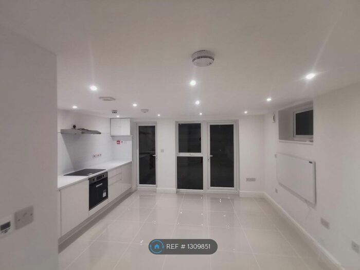 Studio To Rent In Finchley Road, London, NW11