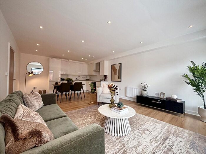 2 Bedroom Flat To Rent In Victoria Road, Aldershot, Hampshire, GU11