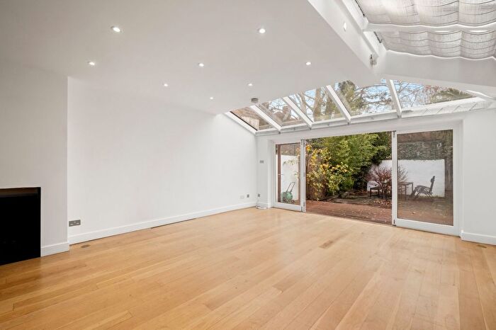 2 Bedroom Flat To Rent In Woodlawn Road, Alphabet Streets, SW6