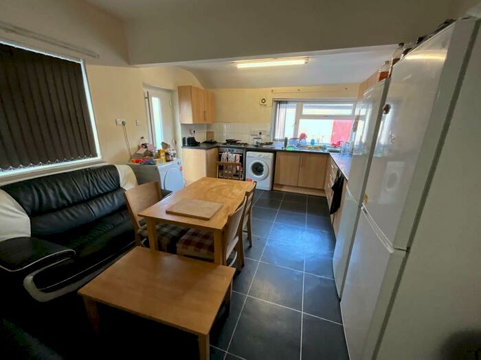 5 Bedroom Semi-Detached House To Rent In Beeston Road, Nottingham, Nottinghamshire, NG7