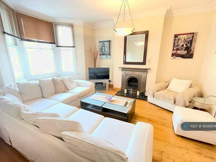 2 Bedroom Flat To Rent In Clarendon Avenue, Leamington Spa, CV32