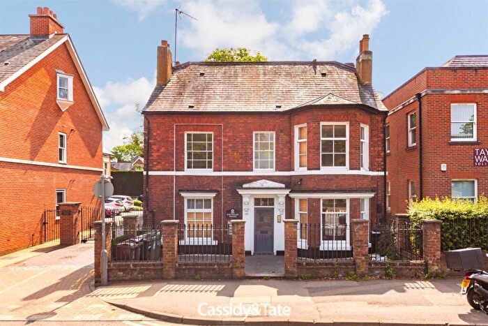 1 Bedroom Flat To Rent In Holywell Hill, St. Albans, Hertfordshire, AL1