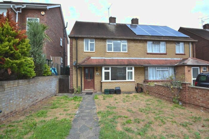 3 Bedroom Detached House To Rent In Old Essex Road, Hoddesdon, Herts, EN11