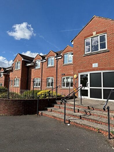 2 Bedroom Flat To Rent In Bells Hill Green, Slough, SL2