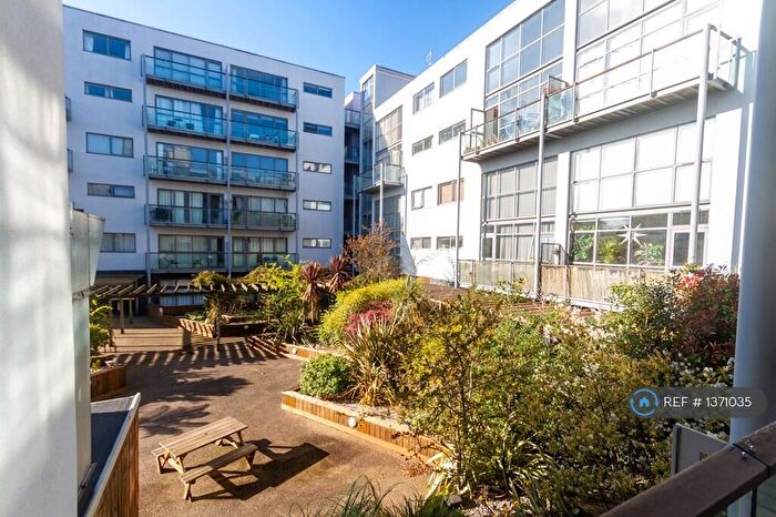 2 Bedroom Flat To Rent In Crown Place, London, SE16