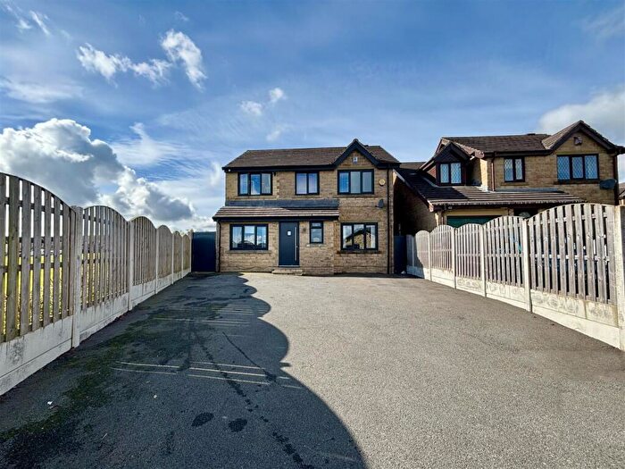 6 Bedroom Detached House For Sale In Edale Grove, Queensbury, Bradford, BD13