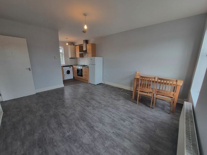 2 Bedroom Flat To Rent In High Road, Loughton, Essex, IG10