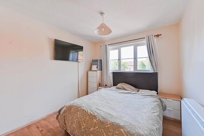 1 Bedroom Flat For Sale In Lowry Crescent, Mitcham, CR4