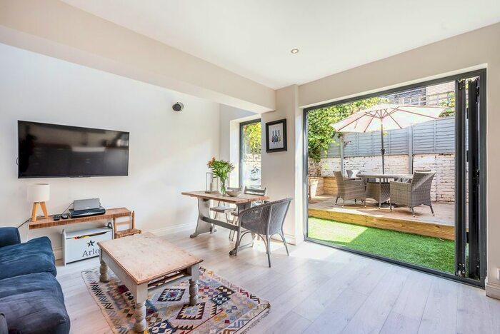 2 Bedroom Flat To Rent In Ashmere Grove, London, SW2