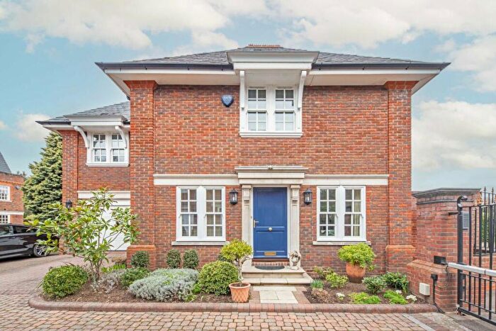 3 Bedroom Detached House For Sale In Chartfield Place, Weybridge, KT13