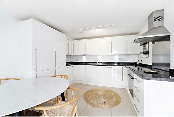 2 Bedroom Flat To Rent In Totteridge House, SW11