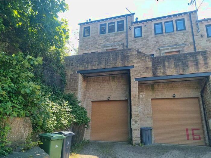 3 Bedroom Property To Rent In The Bridges, Thongsbridge, Holmfirth, HD9