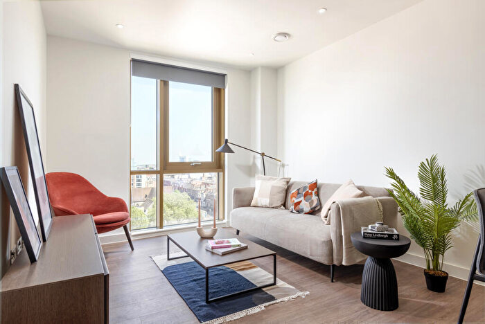 2 Bedroom Apartment To Rent In Emporium House West, Tilling Courtyard, Weldale Street, Reading, Berkshire, RG1