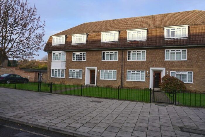 2 Bedroom Flat To Rent In North Parade, Chessington KT9