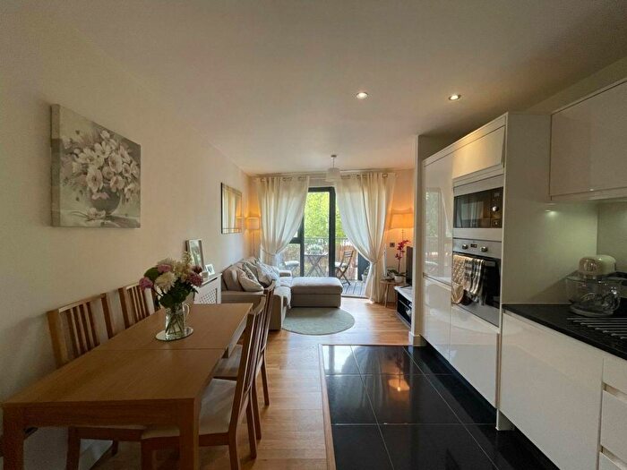 2 Bedroom Flat To Rent In Hythe House, London, N4