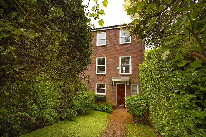 3 Bedroom Flat To Rent In Albert Drive, London, SW19