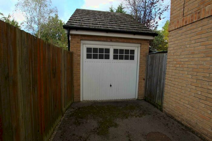 Semi-Detached House To Rent In Pascal Crescent, Reading, RG2