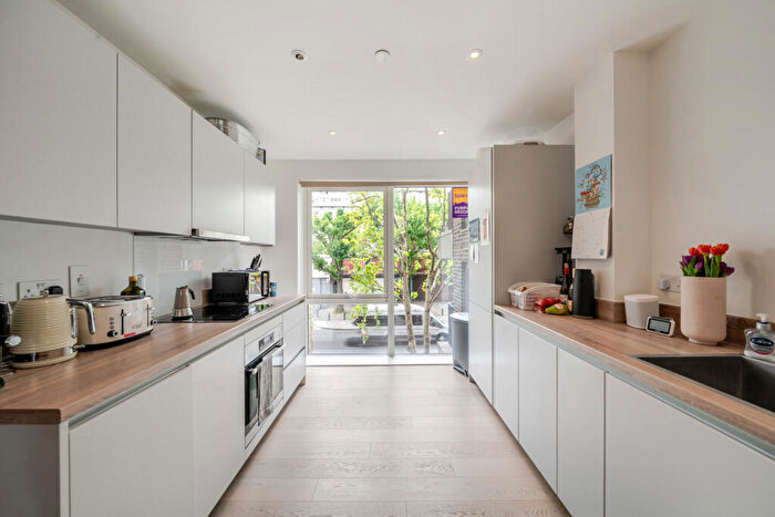 1 Bedroom Apartment For Sale In Wyndham Road, London, SE5