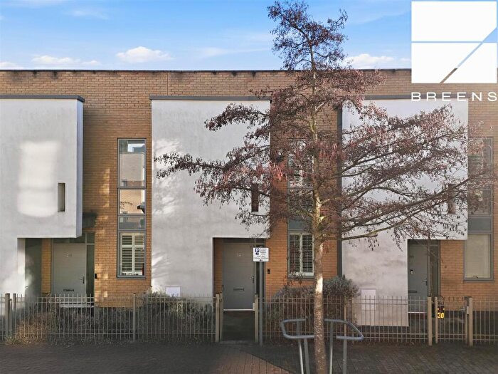 2 Bedroom House For Sale In Jacks Farm Way, Highams Park, E4