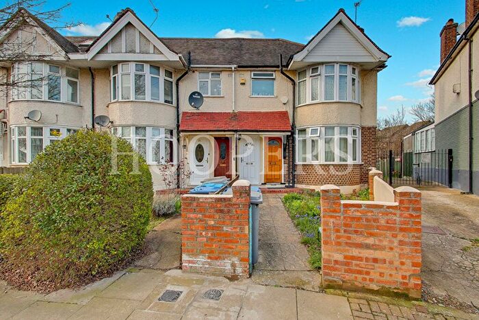 1 Bedroom Ground Maisonette For Sale In Braemar Avenue, London, NW10