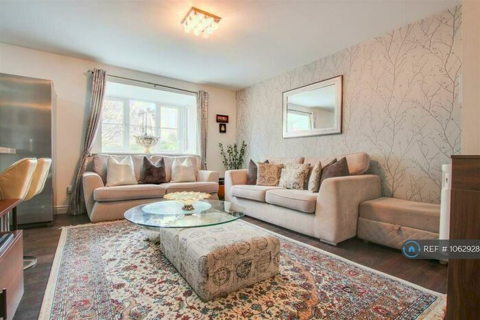 2 Bedroom Flat To Rent In Fisher Close, Enfield, EN3