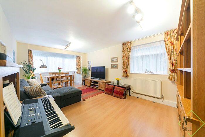 2 Bedroom Flat To Rent In Grovebury Court, Southgate, N14
