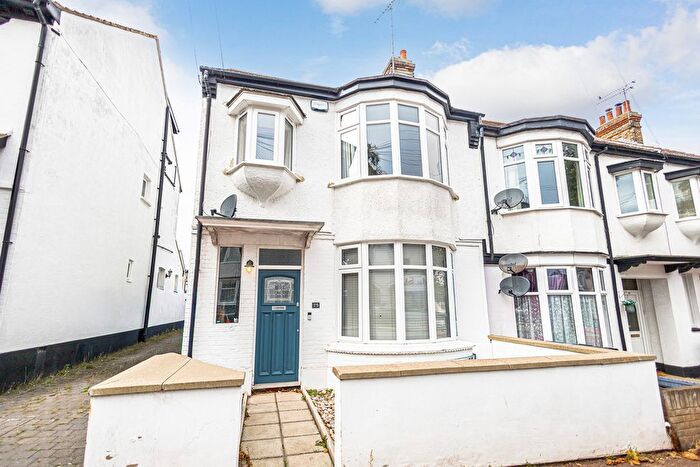 3 Bedroom Semi Detached House For Sale In Dundonald Drive, Leigh-On-Sea, SS9