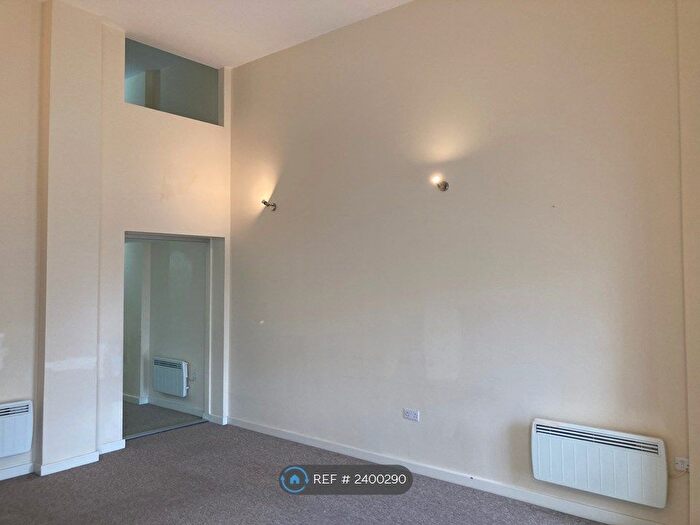 2 Bedroom Flat To Rent In Beckhampton Street, Swindon, SN1