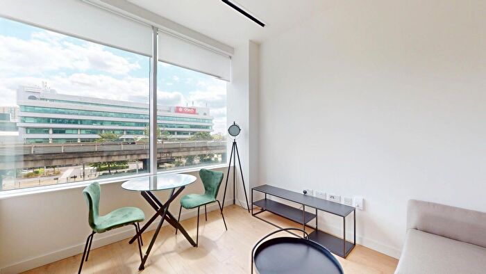 Studio To Rent In Great West Road, Brentford, TW8