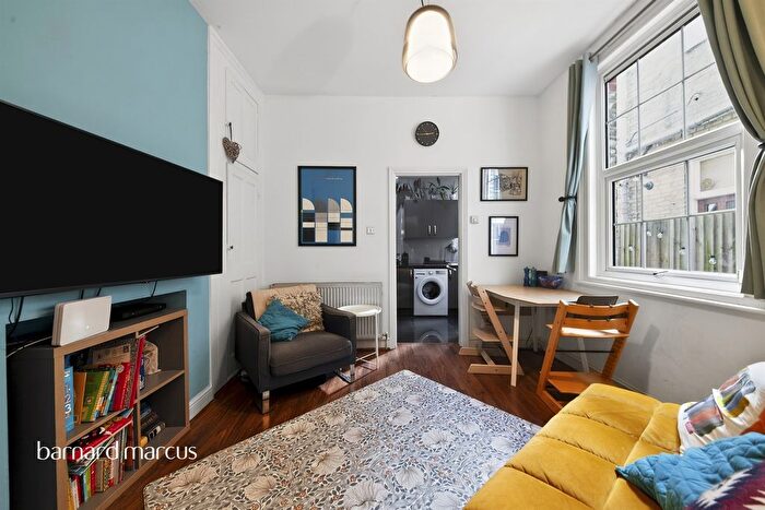 2 Bedroom Maisonette For Sale In Lyndhurst Road, London, N22