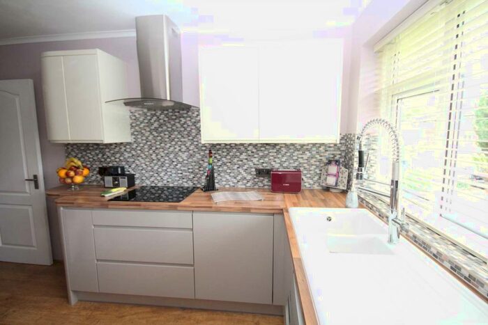 2 Bedroom Maisonette To Rent In Well Presented - Two Bed Maisonette . Mile Of Brentwood Station, CM13