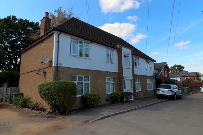 2 Bedroom Flat To Rent In Dallington Close, Hersham, Surrey, KT12