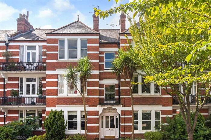 2 Bedroom Flat For Sale In Riverview Gardens, Barnes, SW13
