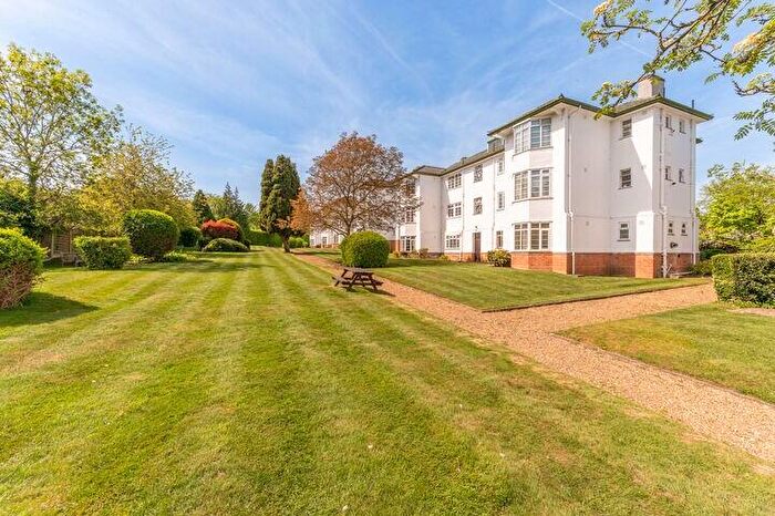 3 Bedroom Flat For Sale In The Chilterns, Brighton Road, Sutton, Surrey, SM2