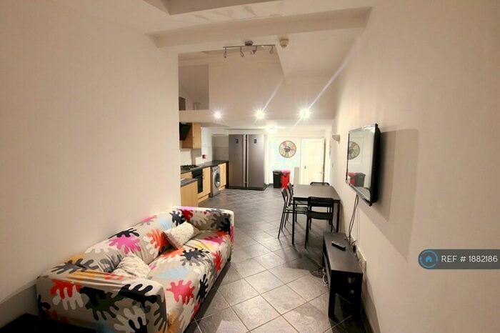 6 Bedroom Terraced House To Rent In Grange Avenue, Reading, RG6