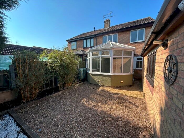 3 Bedroom Semi-Detached House For Sale In Stonegate Close, Blaxton, Doncaster, DN9