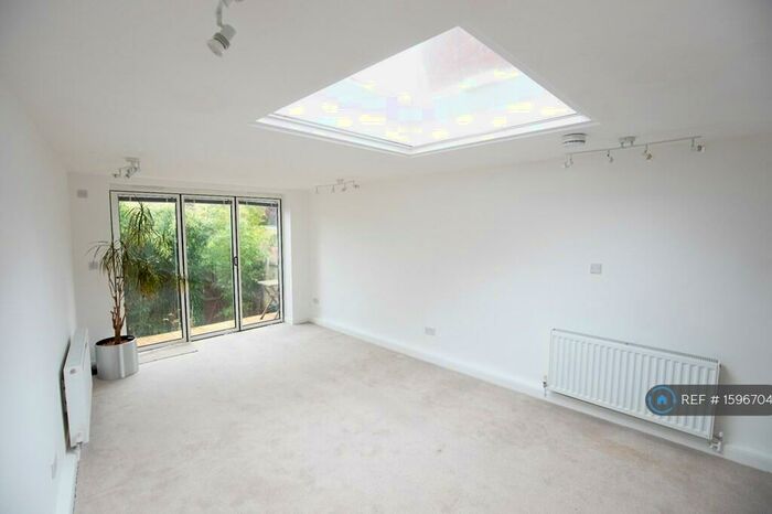 2 Bedroom Flat To Rent In Muswell Hill Road, London, N6