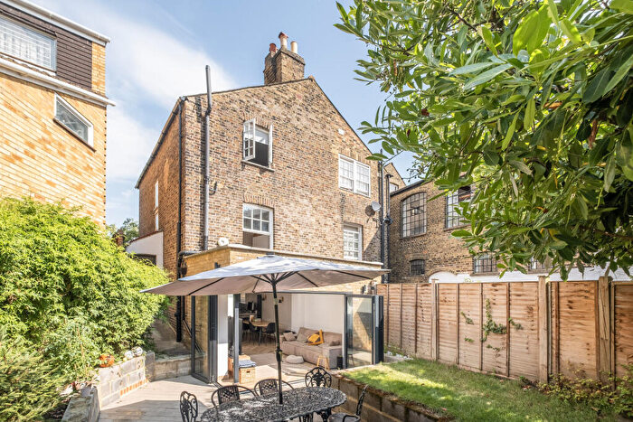 4 Bedroom Semi-Detached House For Sale In Lower Richmond Road, London, SW14