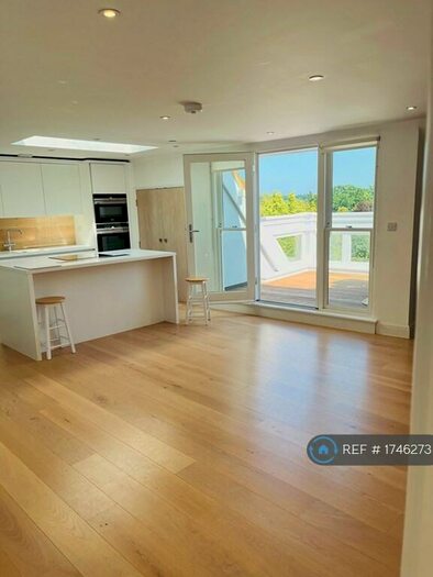 2 Bedroom Flat To Rent In King Georges Walk, Esher, KT10