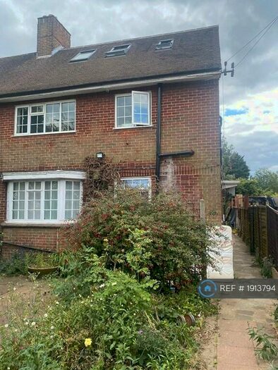 Studio To Rent In Green Road, London, N14