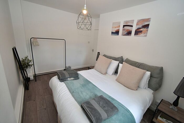 3 Bedroom Maisonette To Rent In Hawes Street, N1