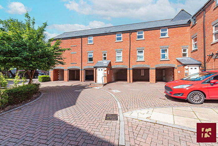 2 Bedroom Apartment To Rent In Heath Hill Road South, Crowthorne, Berkshire, RG45