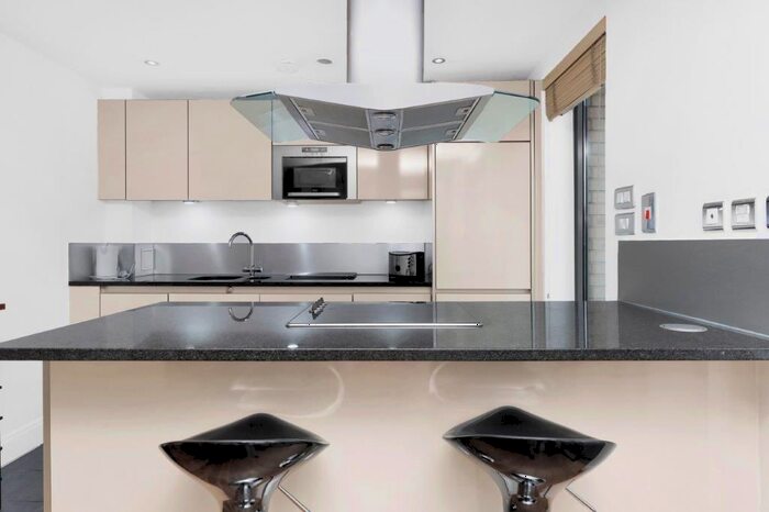 2 Bedroom Flat To Rent In Vauxhall Bridge Road, London, SW1V